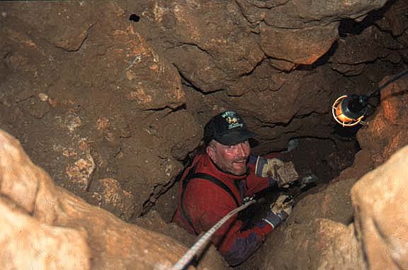Erste Sicherungsmaßnahmen am Höhleneinstieg
